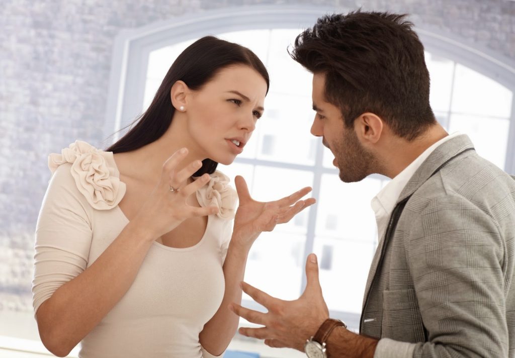 20 Common Signs of Unhealthy Romantic Relationships